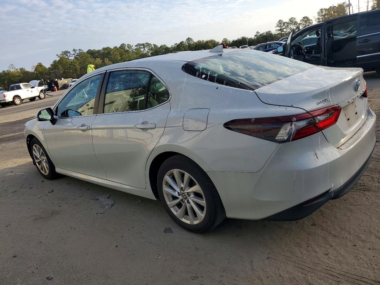 2023 Toyota Camry Le - Фото 2