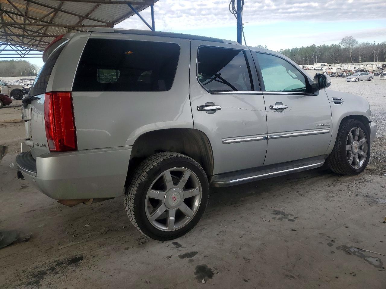 2013 Cadillac Escalade Luxury - Image 3