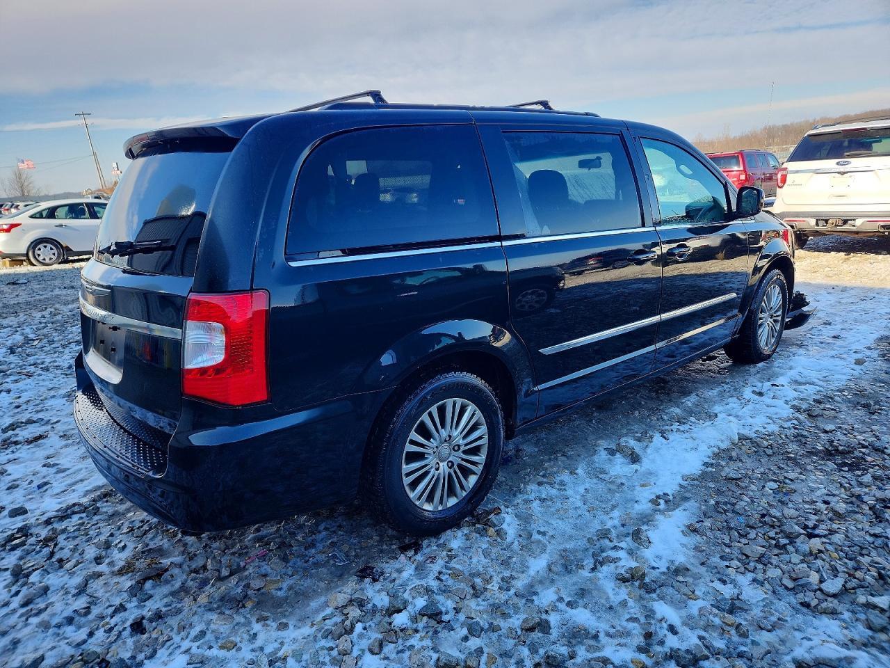 2013 Chrysler Town & Country Touring L - Фото 3