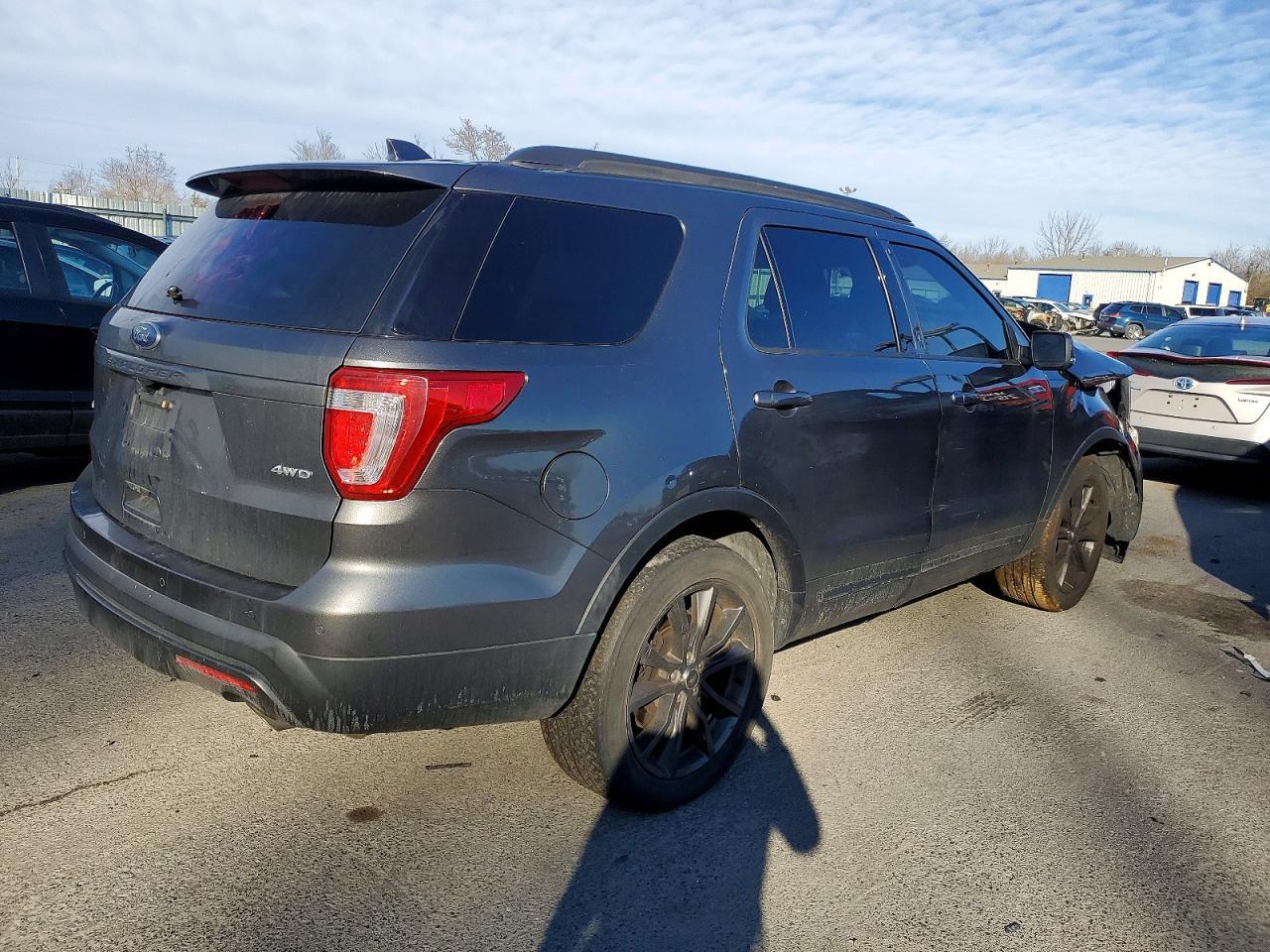 2017 Ford Explorer Xlt - Фото 3