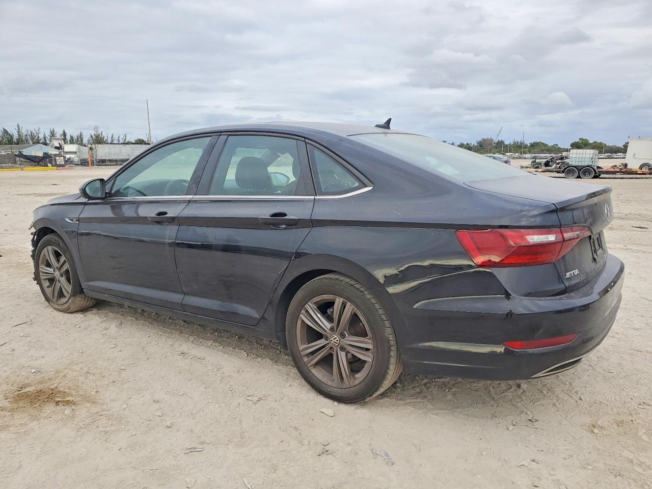 2021 Volkswagen Jetta - Фото 2