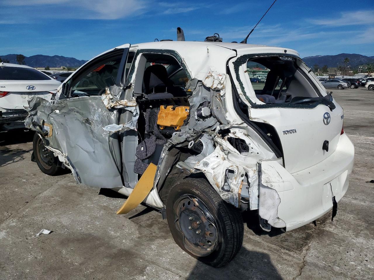 2010 Toyota Yaris - Image 2
