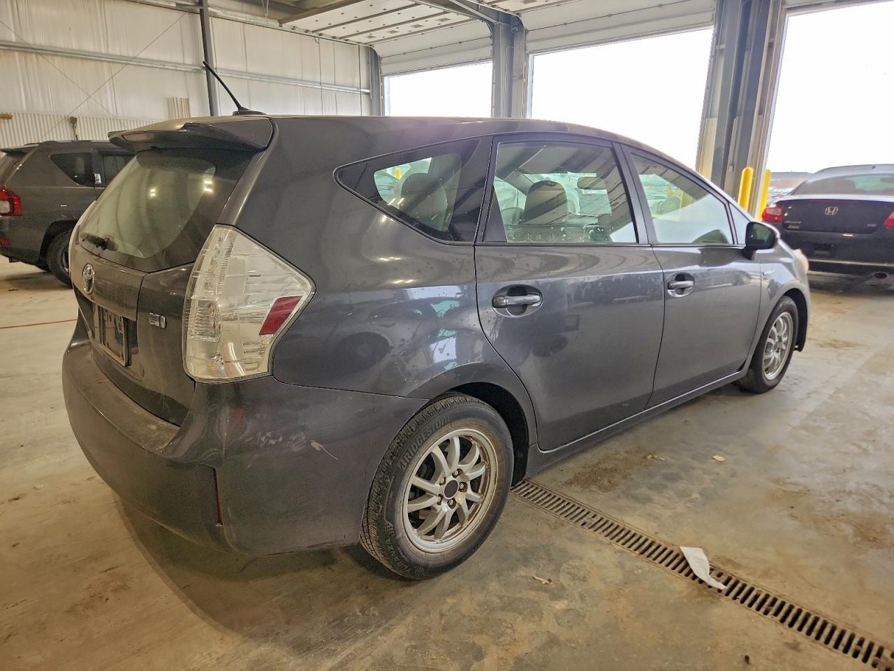 2013 Toyota Prius V - Фото 3