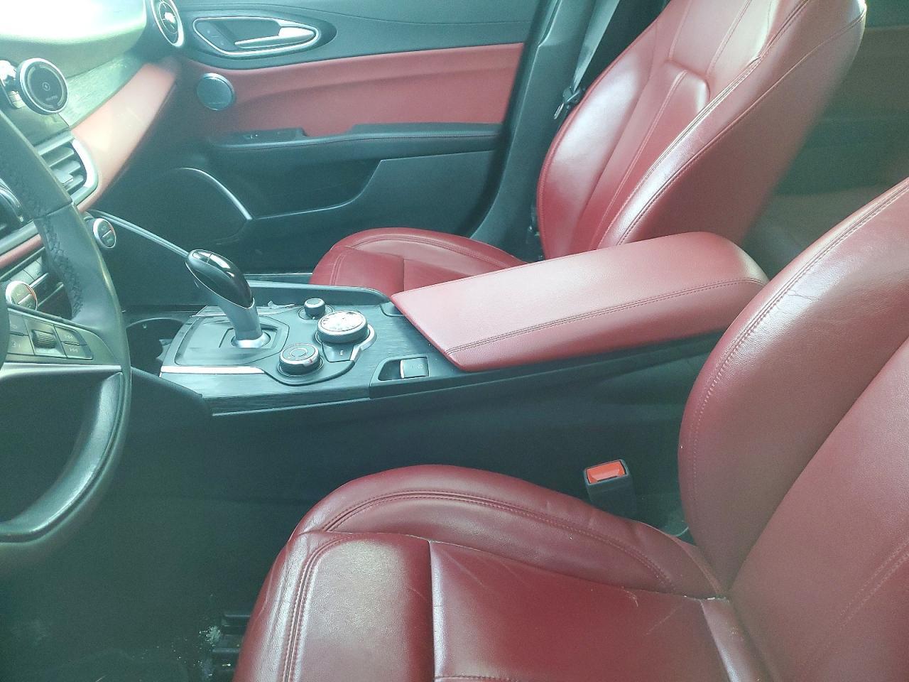 2019 Alfa Romeo Giulia - Image 7