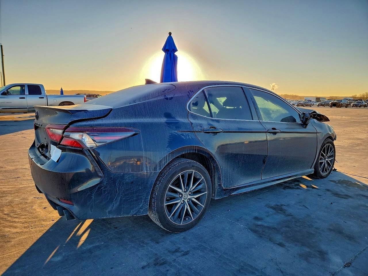 2022 Toyota Camry Se - Фото 3