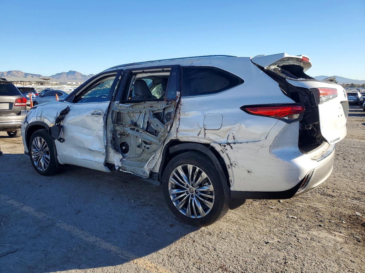 2023 Toyota Highlander Platinum - Фото 2