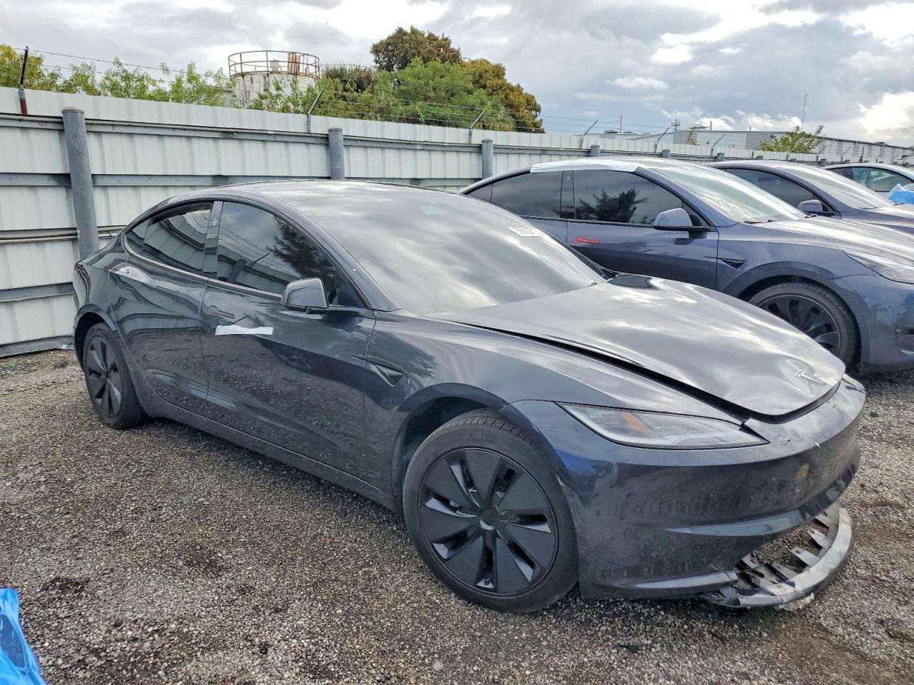 2025 Tesla Model 3 - Фото 4