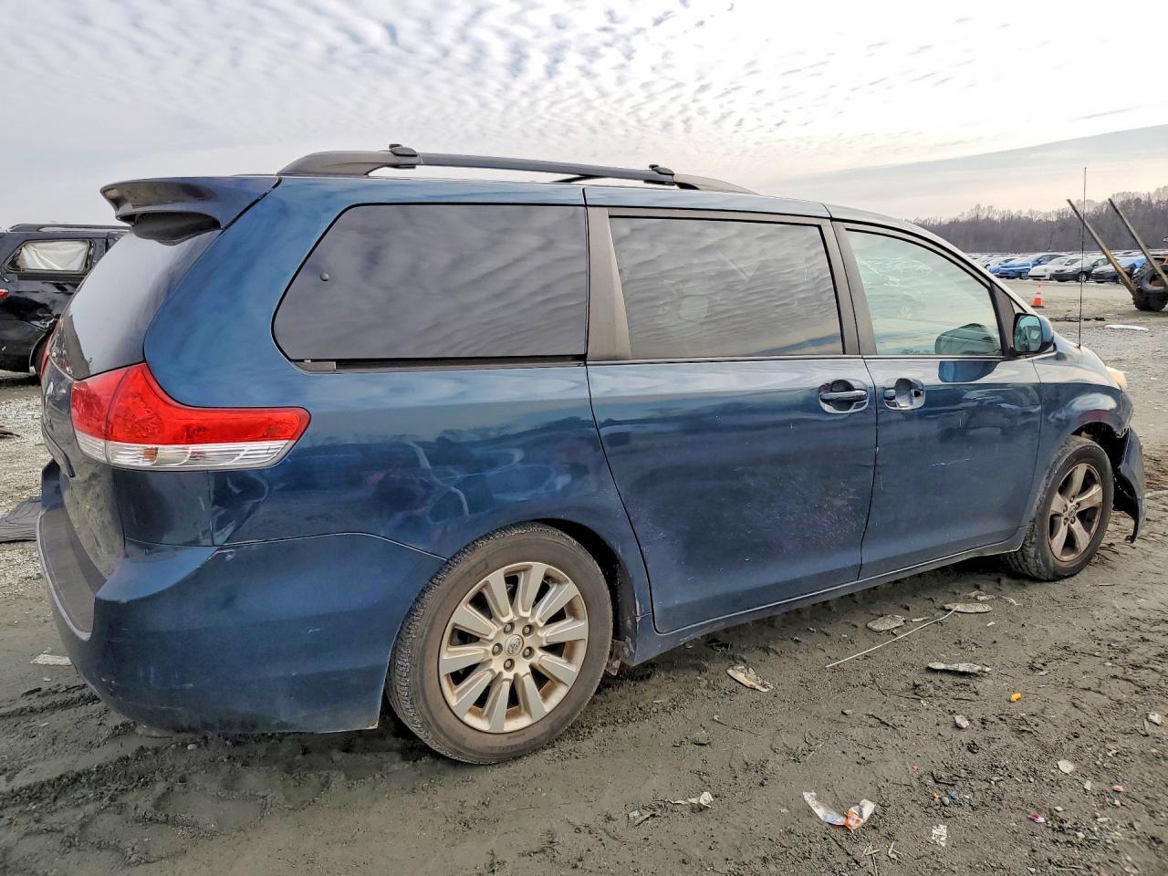 2011 Toyota Sienna Le - Фото 3