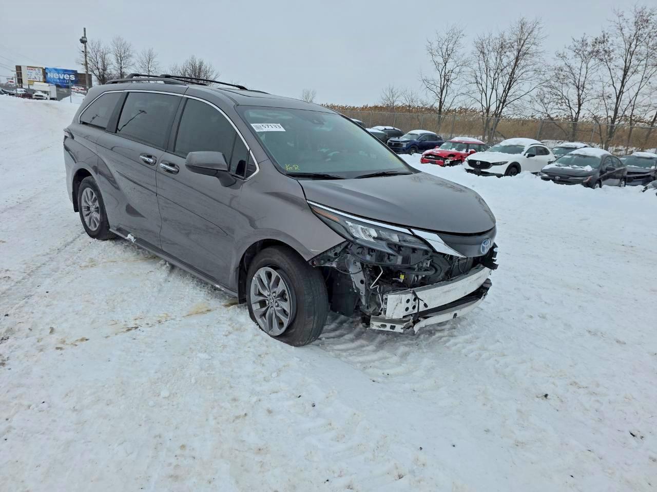 2024 Toyota Sienna Xle - Image 3