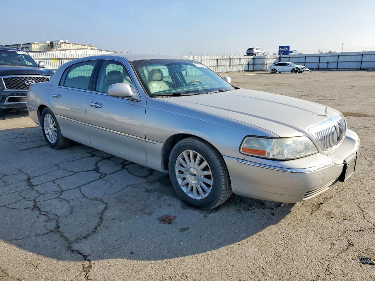2004 Lincoln Town Car Ultimate - Фото 4
