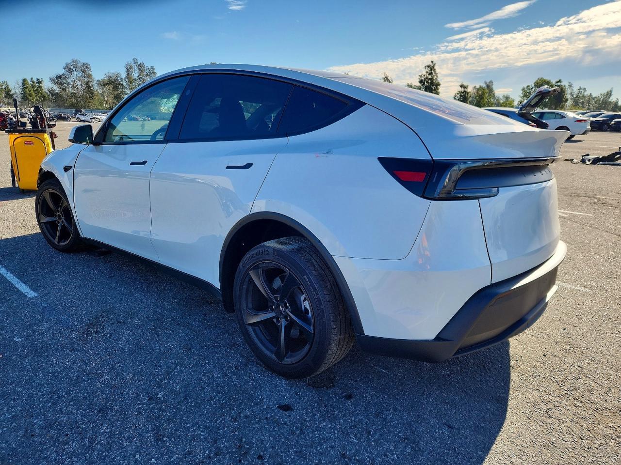2026 Tesla Model Y - Фото 2