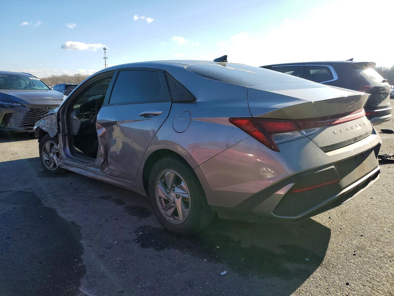 2024 Hyundai Elantra Se - Фото 2