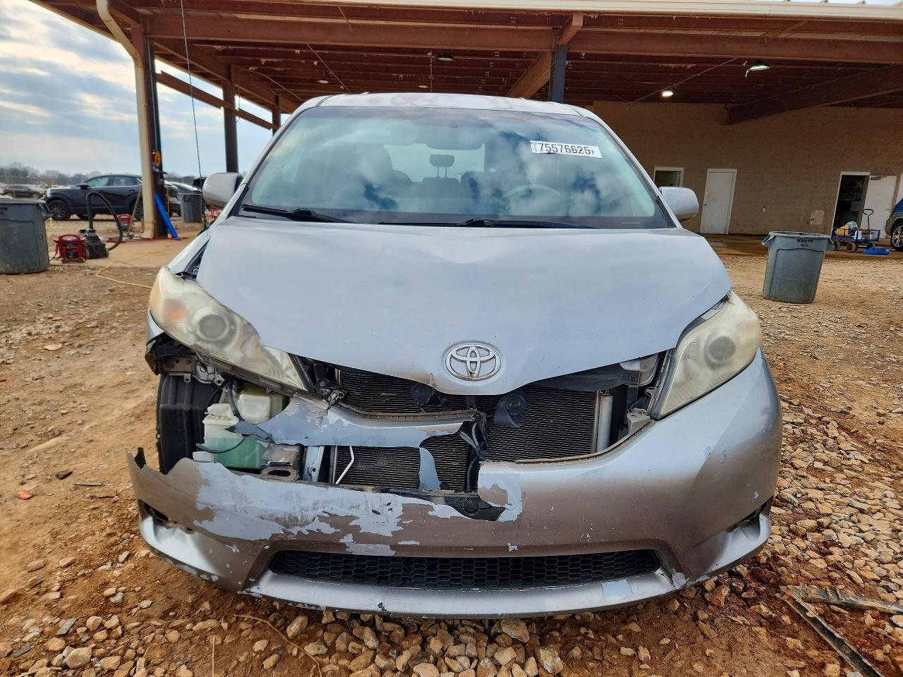 2011 Toyota Sienna Le - Фото 5