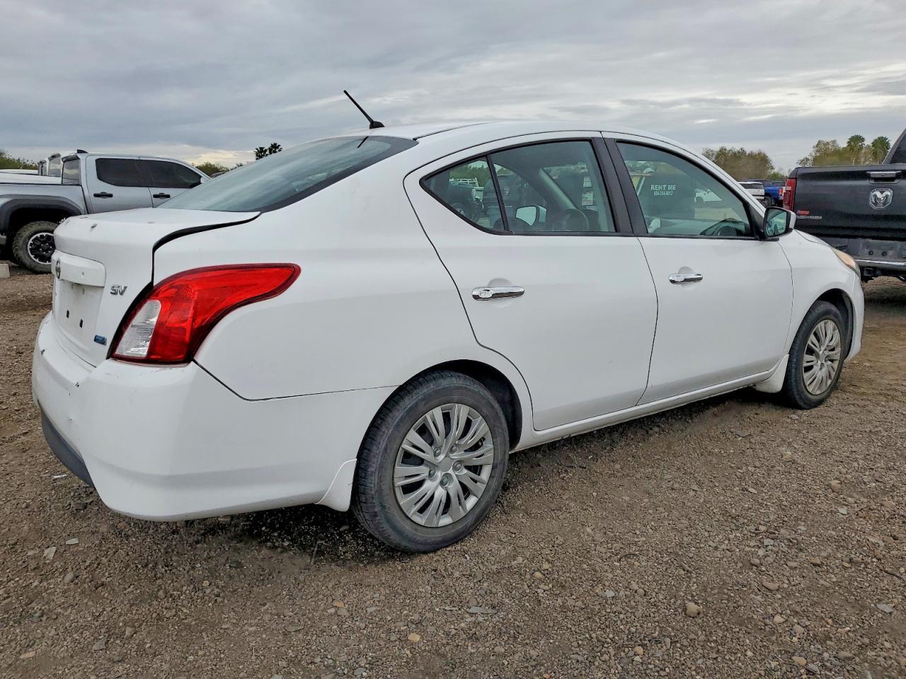 2016 Nissan Versa S - Фото 3