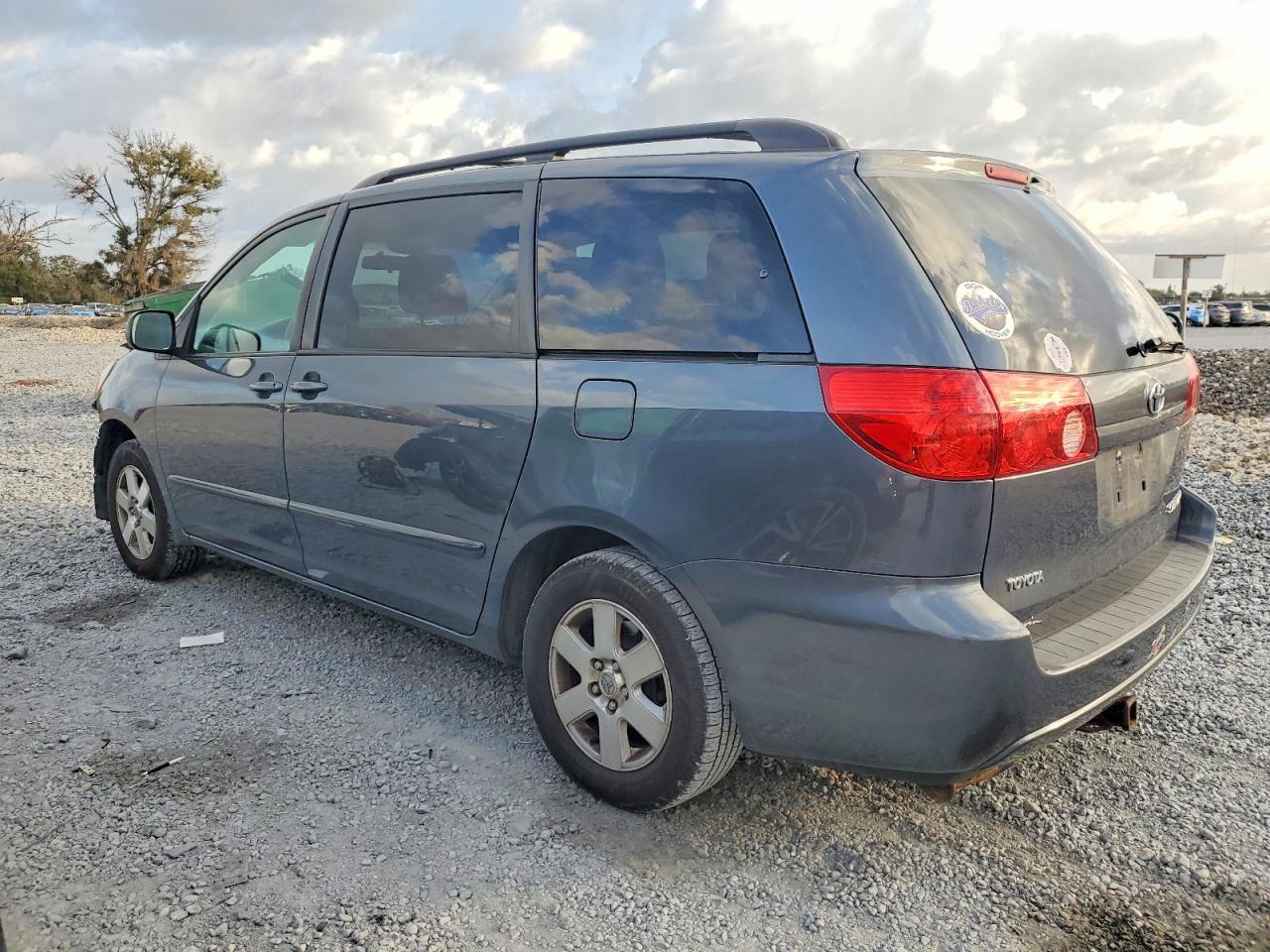 2010 Toyota Sienna Ce - Фото 2