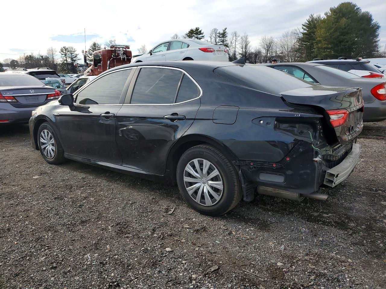 2020 Toyota Camry Le - Фото 2