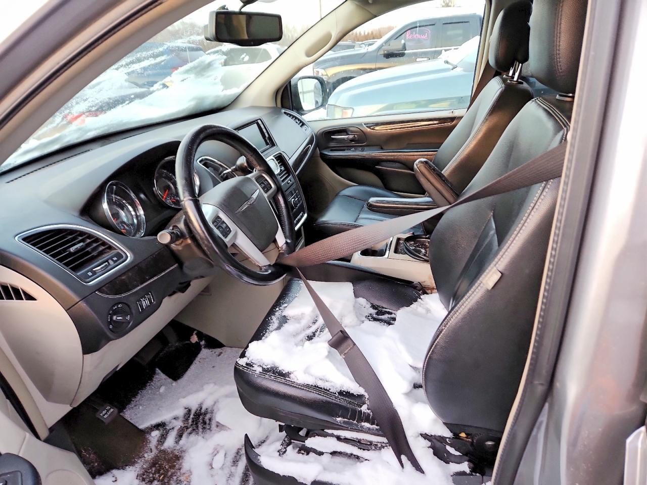 2015 Chrysler Town And C - Image 7