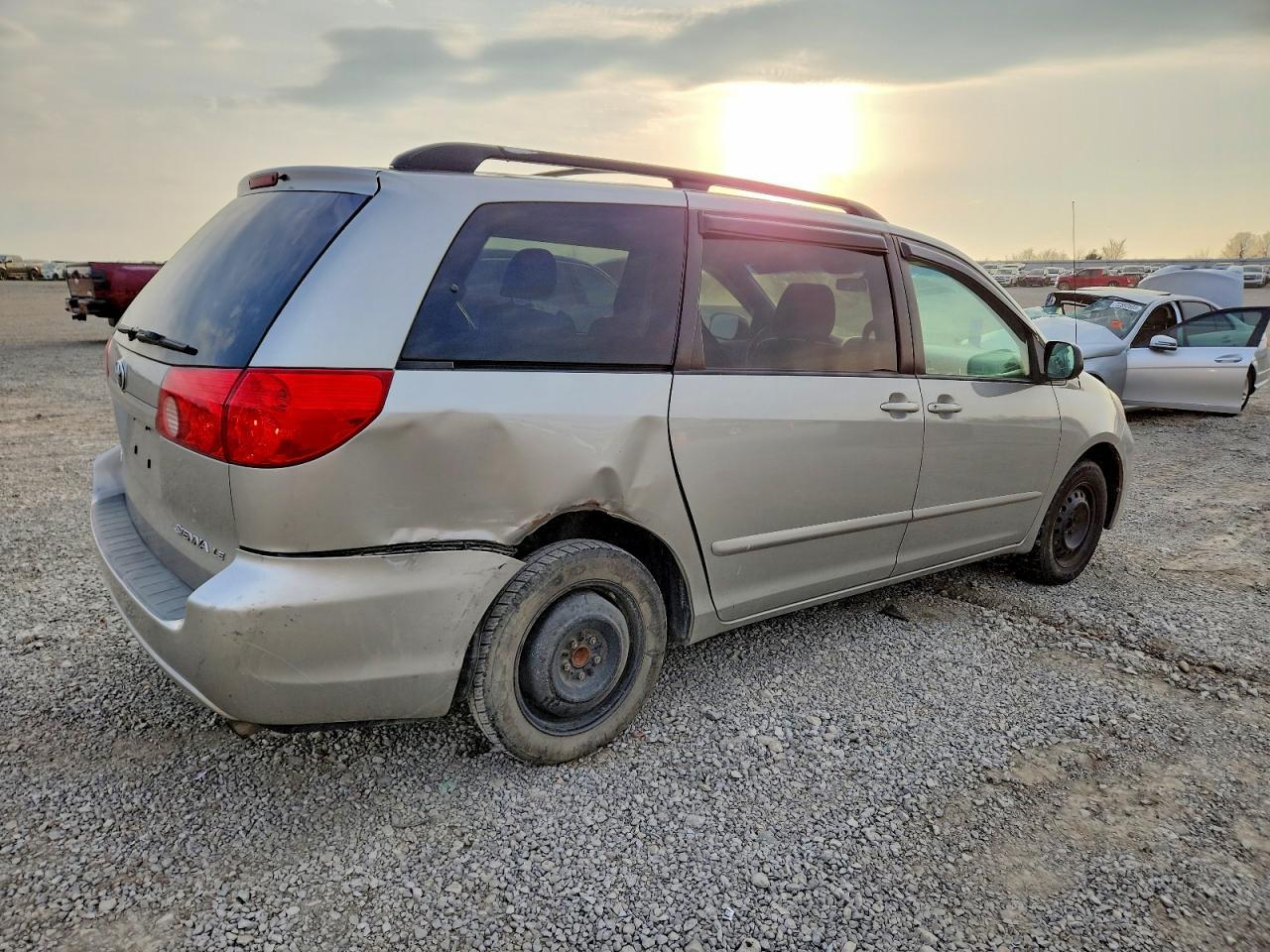 2010 Toyota Sienna Ce - Фото 3