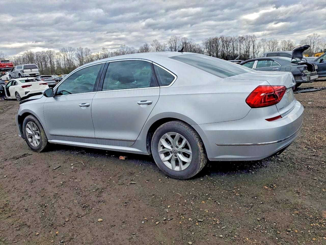 2016 Volkswagen Passat S - Фото 2