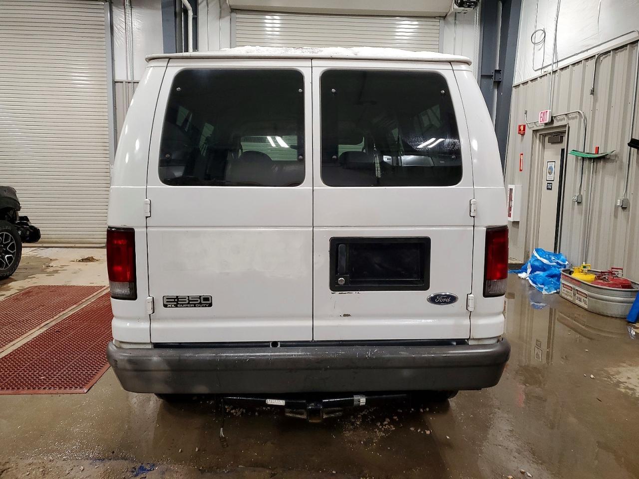 2003 Ford Econoline E350 Super Duty Wagon - Фото 6
