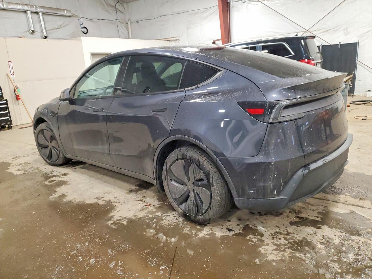 2026 Tesla Model Y - Фото 2
