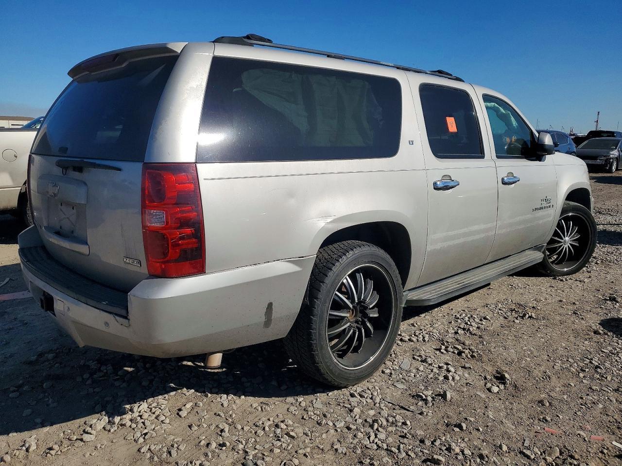 2007 Chevrolet Suburban C1500 - Image 3