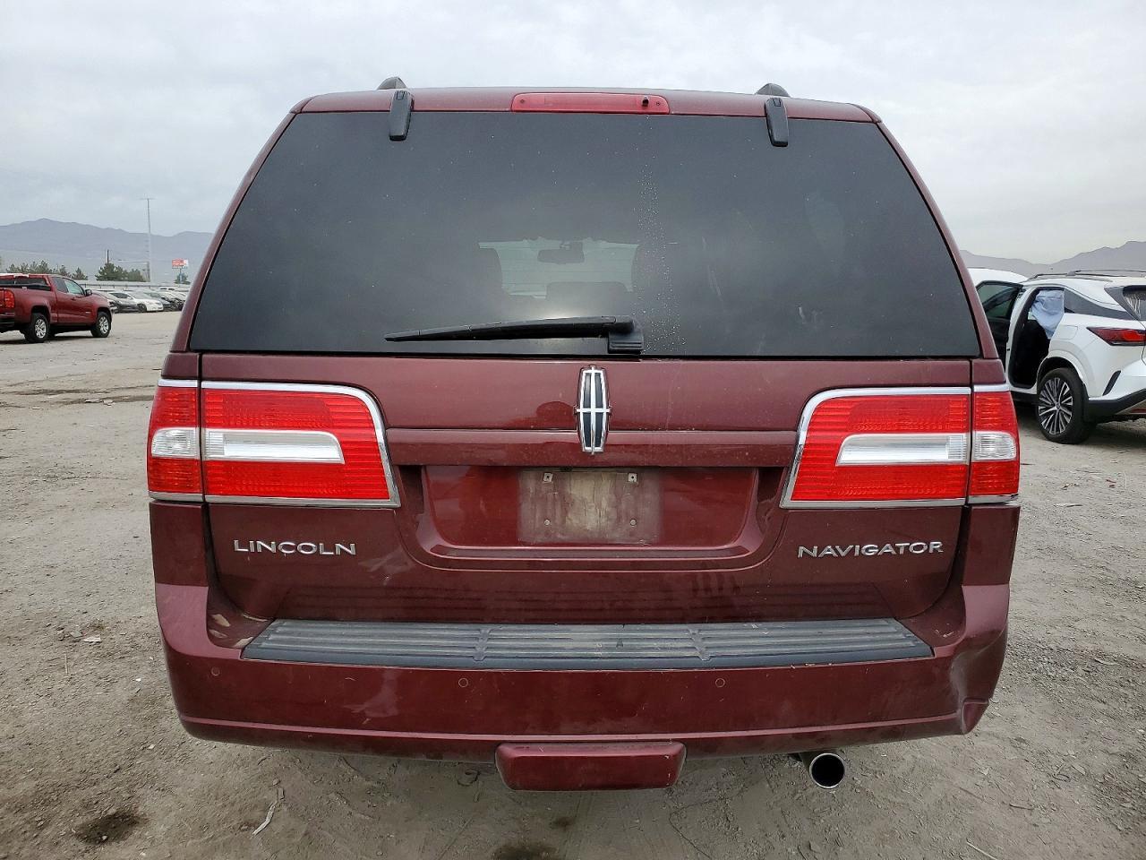 2013 Lincoln Townhouse Navigator - Image 6