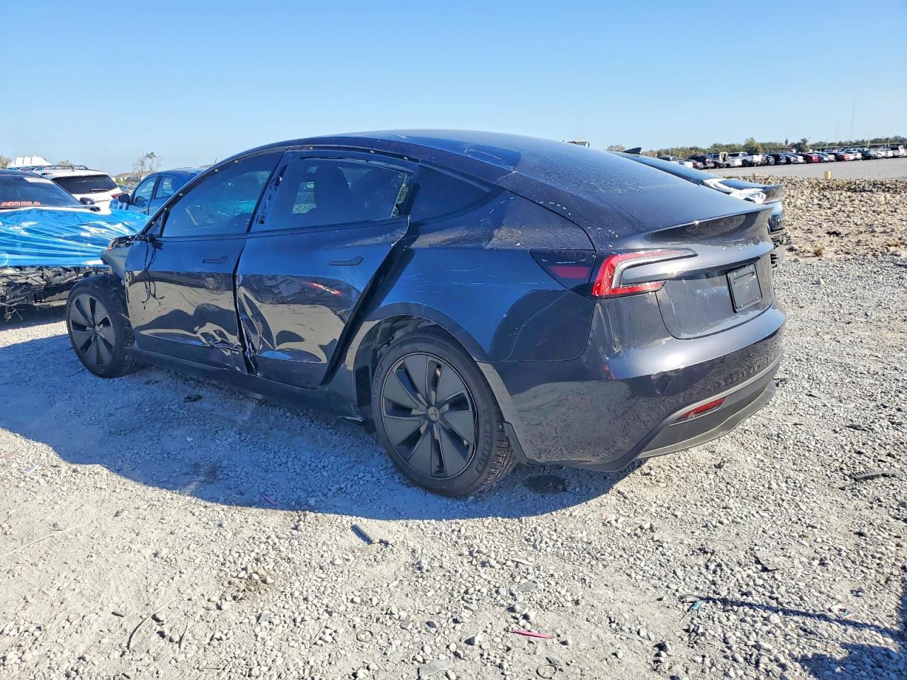 2025 Tesla Model 3 - Фото 2
