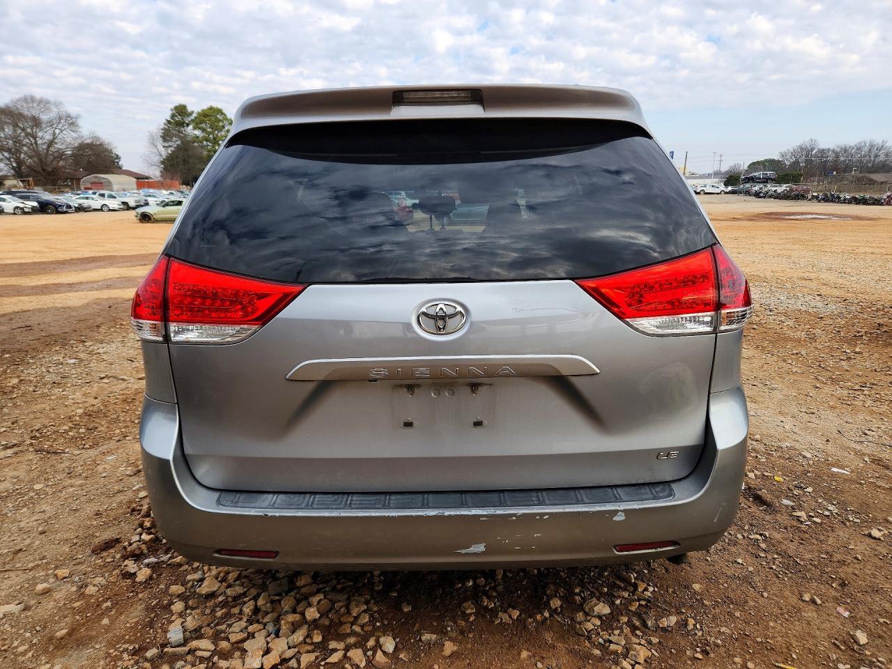 2011 Toyota Sienna Le - Фото 6