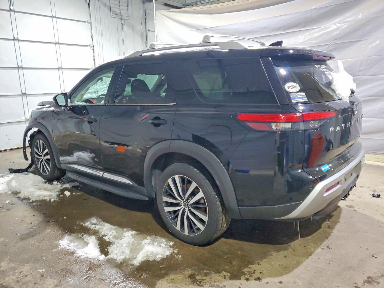 2022 Nissan Pathfinder Platinum - Image 2