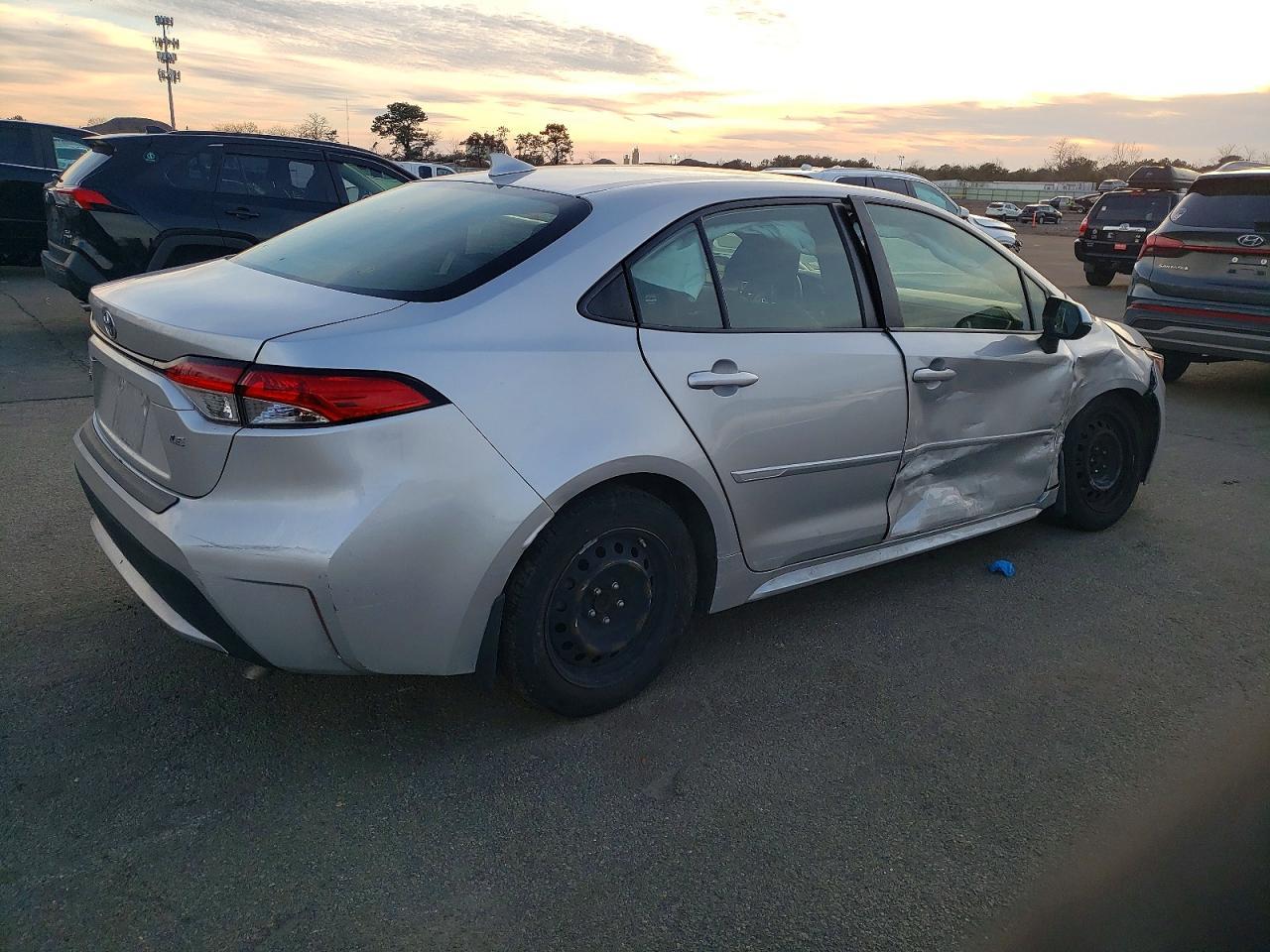 2021 Toyota Corolla Le - Фото 3