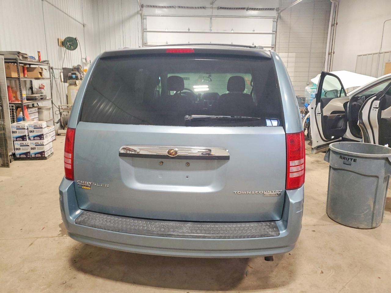 2010 Chrysler Town & Country Lx - Фото 6