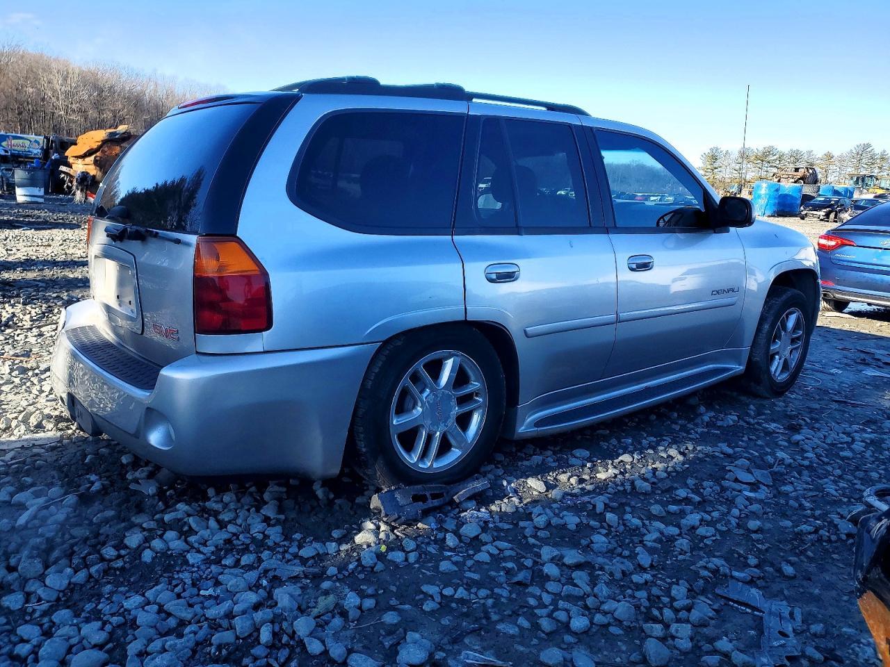 2006 GMC Envoy Denali - Image 3