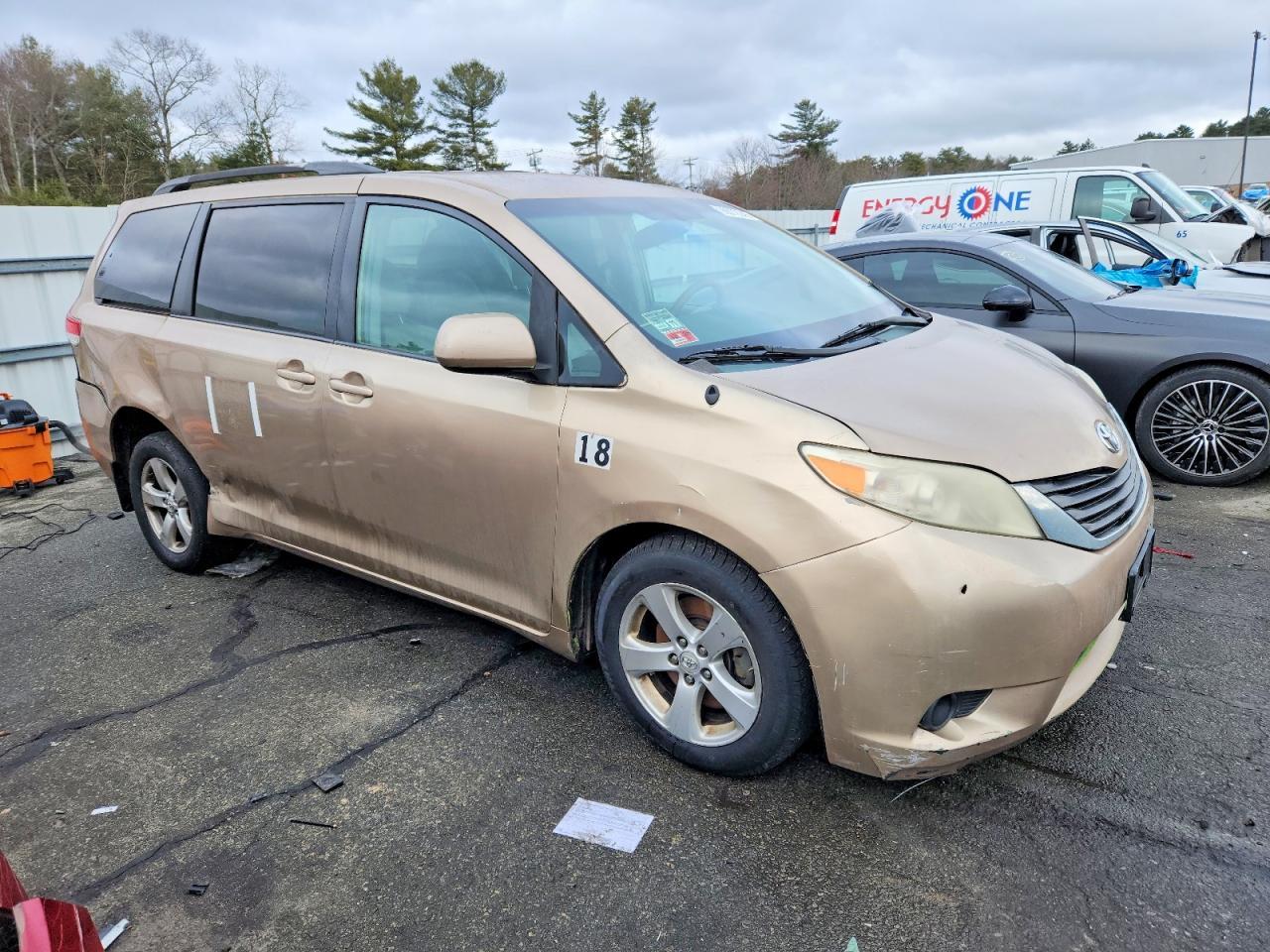 2014 Toyota Sienna Le - Image 4