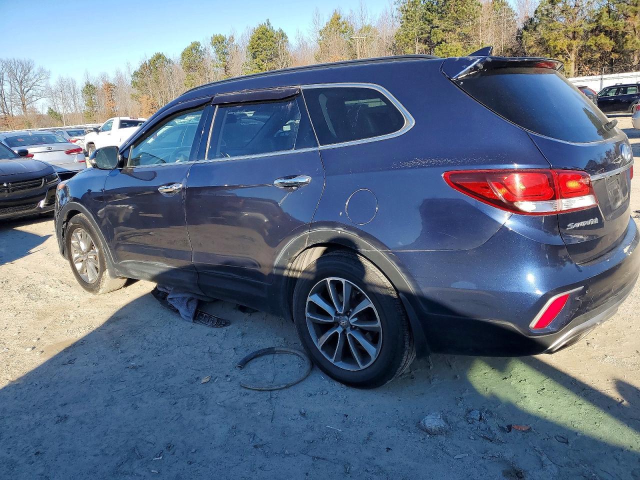 2017 Hyundai Santa Fe Se - Image 2