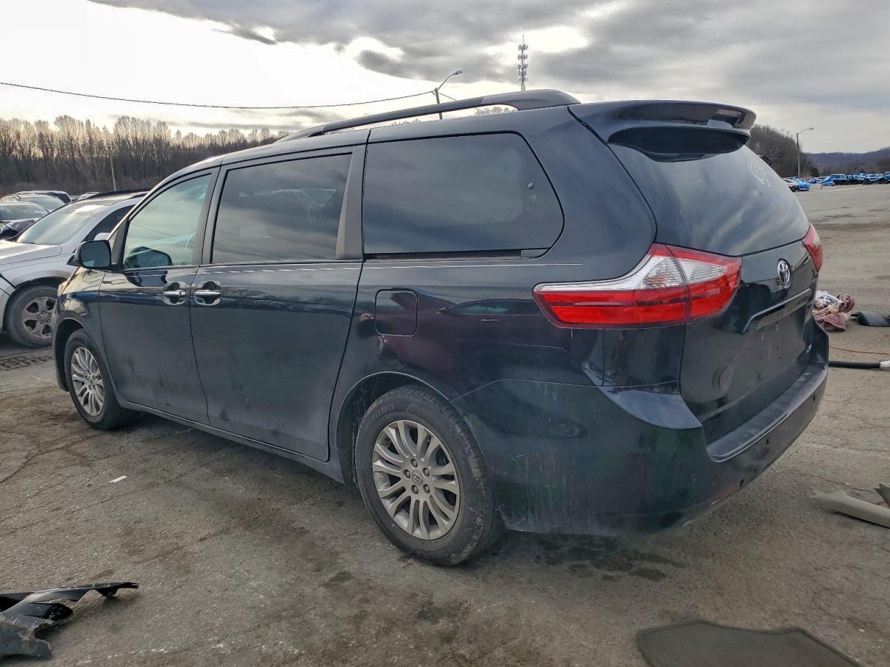 2017 Toyota Sienna Xle - Фото 2