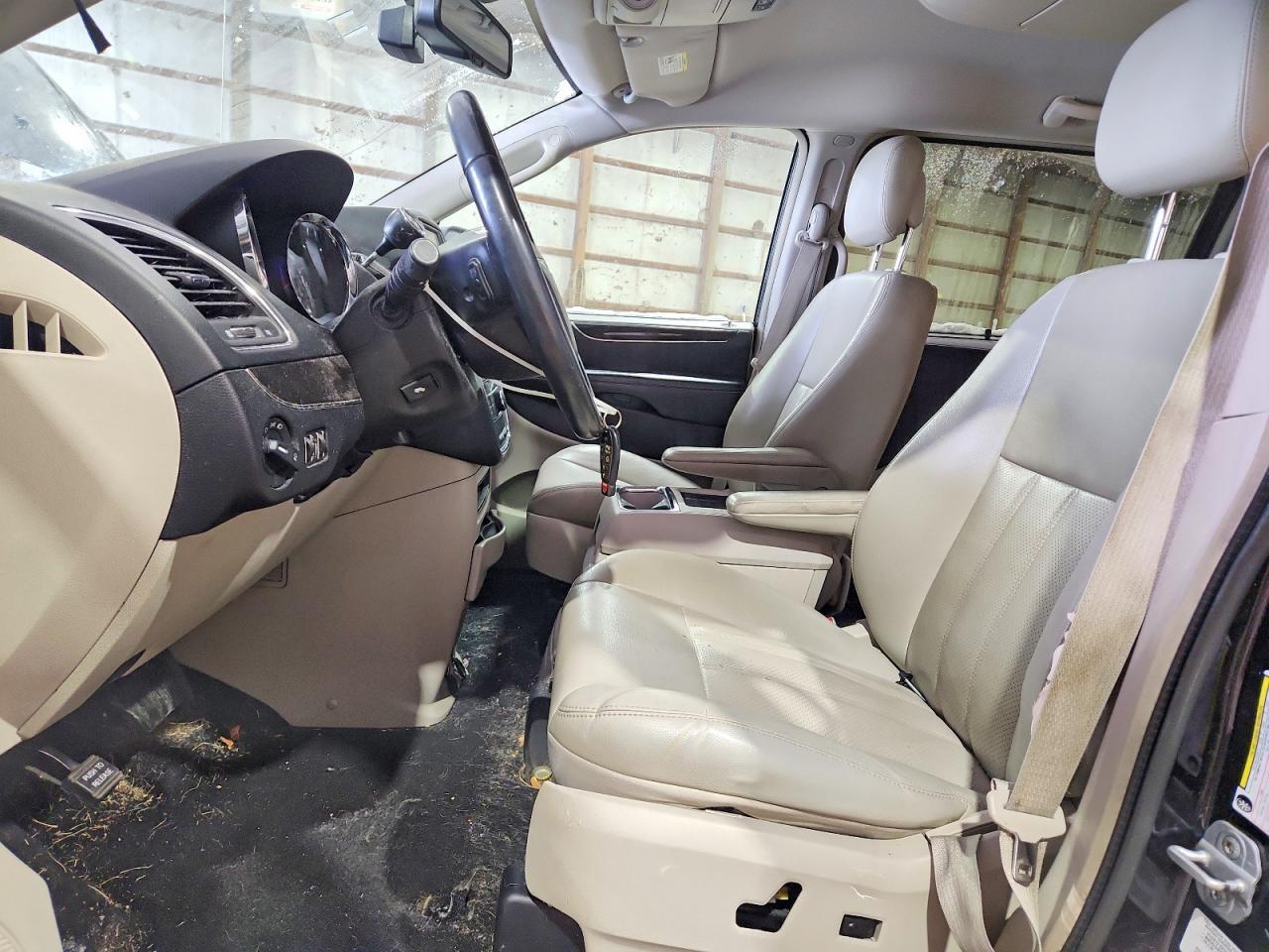 2011 Chrysler Town & Country Touring L - Image 7