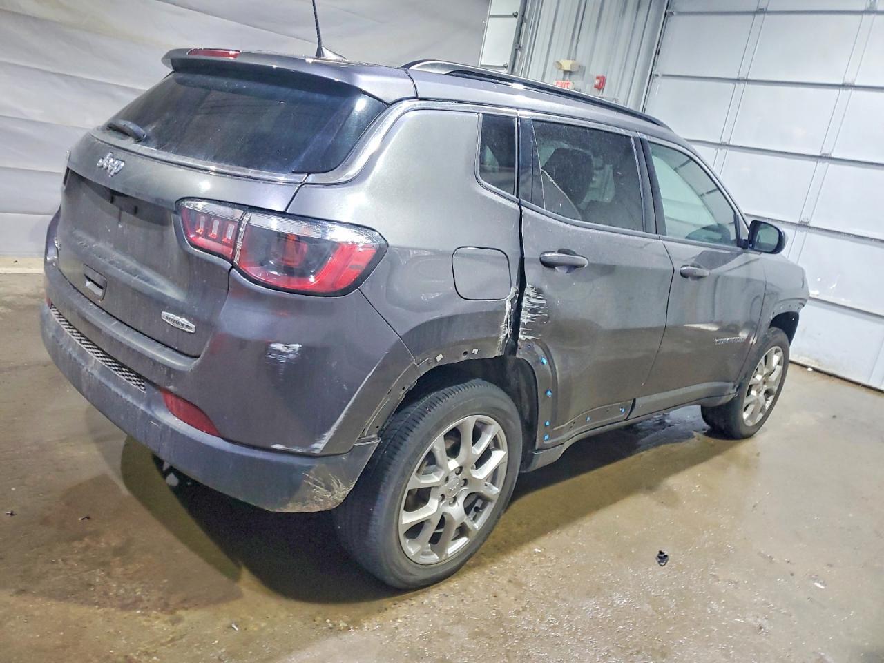 2022 Jeep Compass Latitude Lux - Image 3