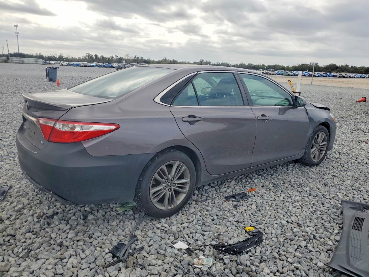 2015 Toyota Camry Le - Фото 3