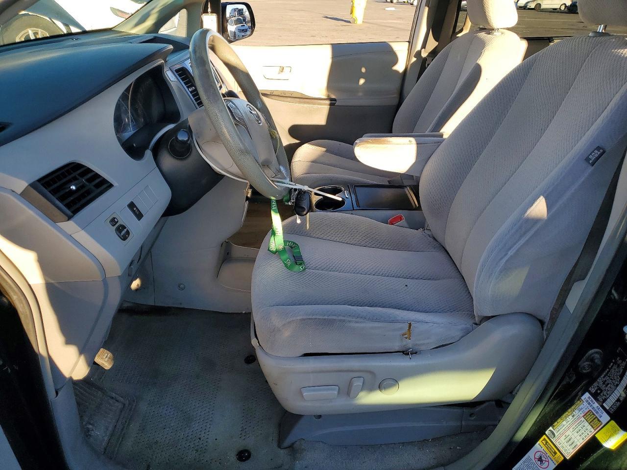 2013 Toyota Sienna Le - Image 7