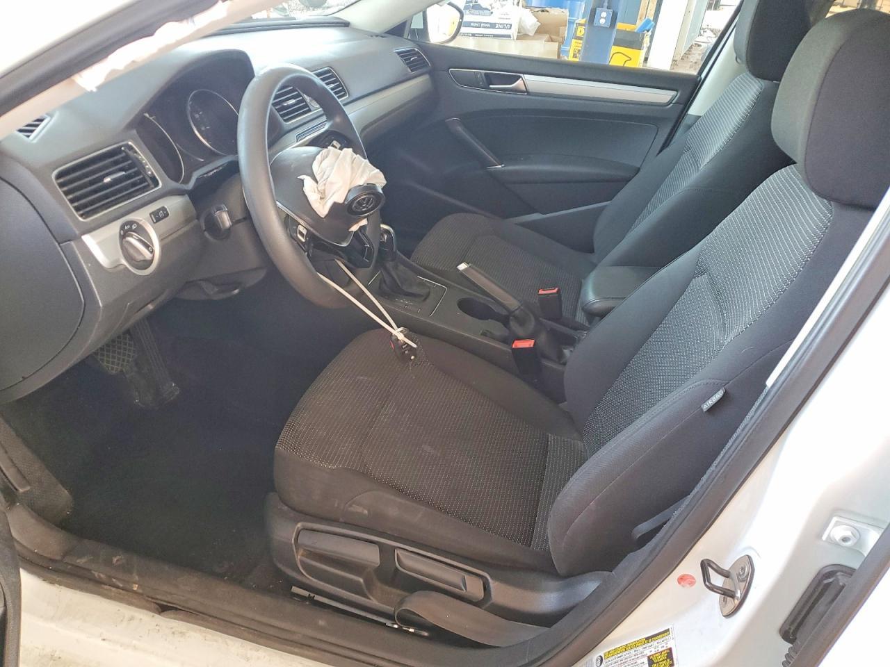 2017 Volkswagen Passat S - Фото 7