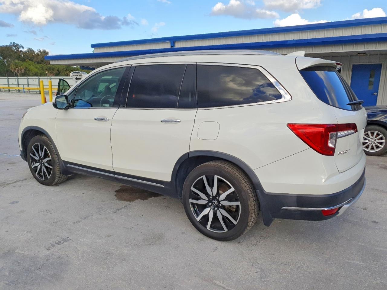 2019 Honda Pilot Touring - Image 2