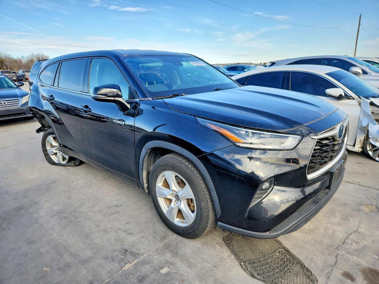 2021 Toyota Highlander Hybrid Le - Image 6