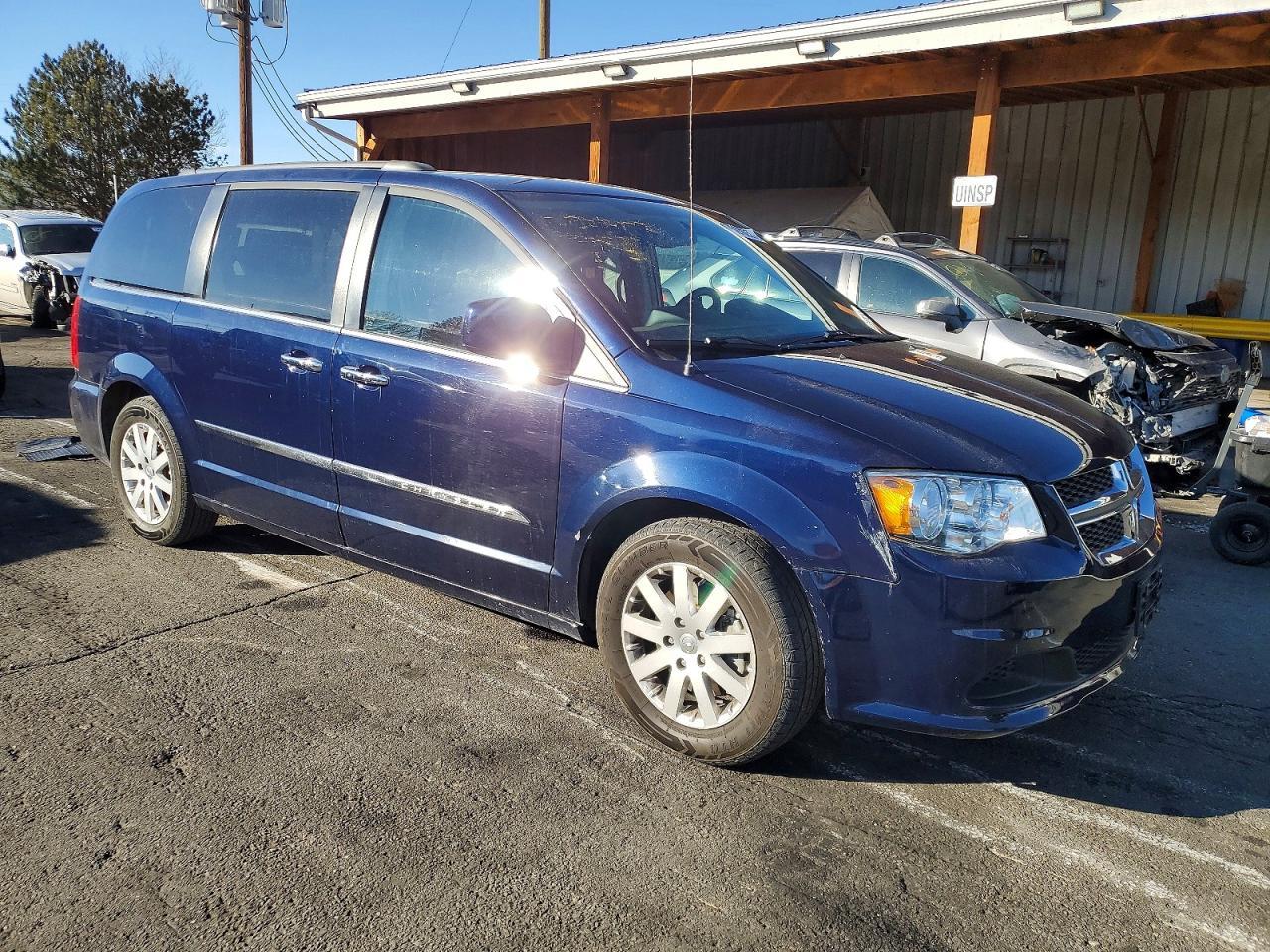 2016 Chrysler Town & Country Touring - Image 4