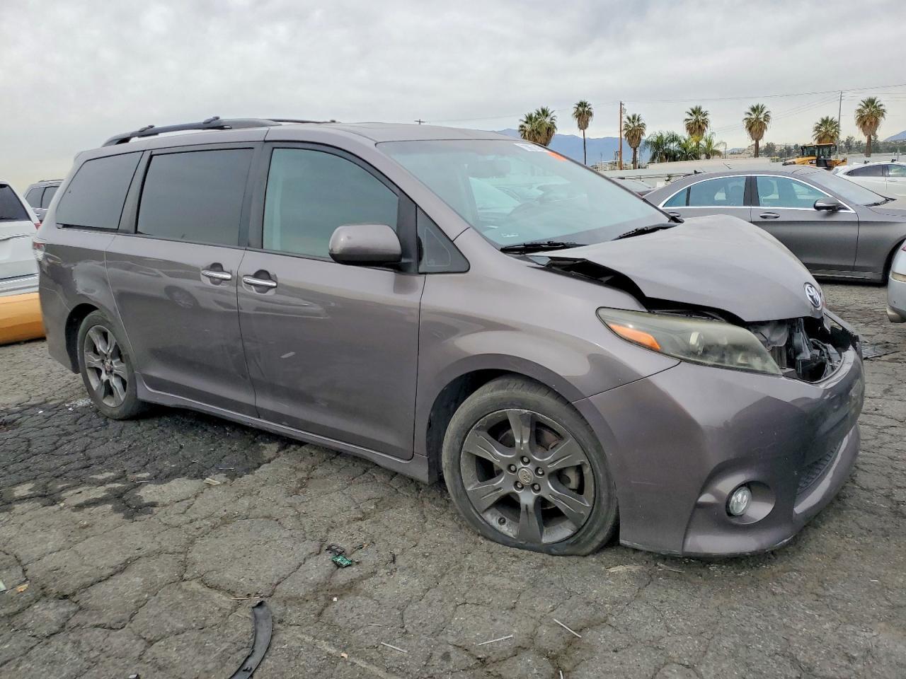 2015 Toyota Sienna Sport - Image 4