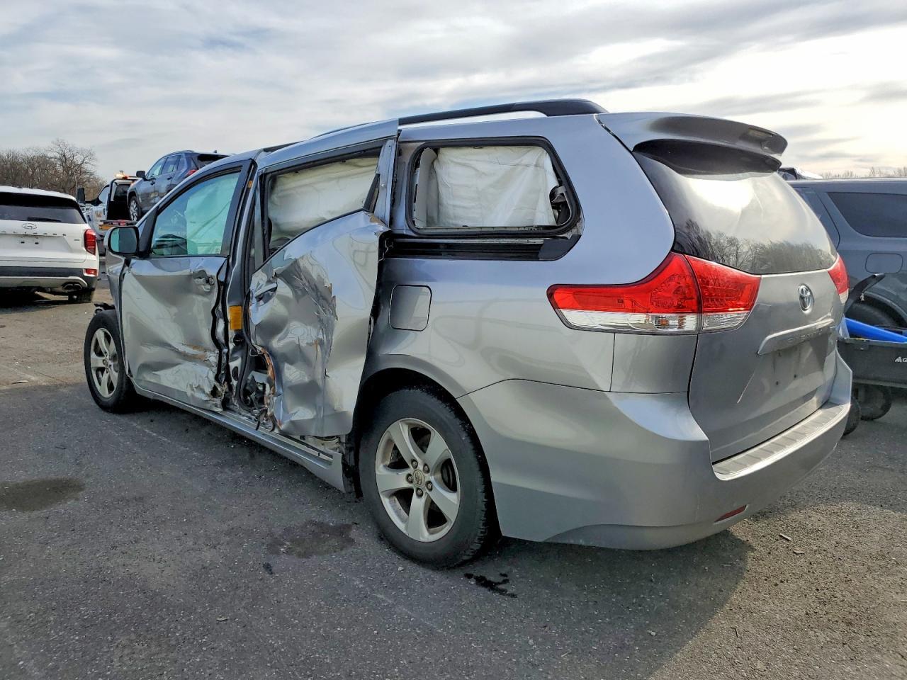 2012 Toyota Sienna Le - Image 2