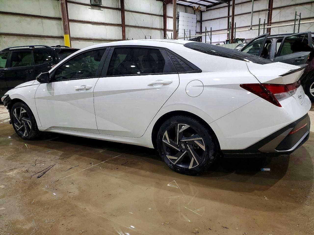 2025 Hyundai Elantra Sel Sport - Image 2