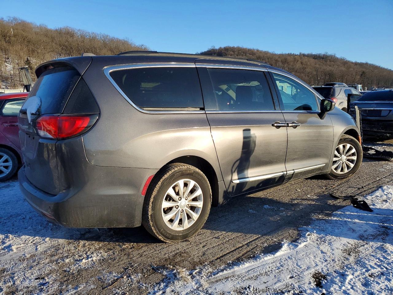 2017 Chrysler Pacifica Touring L - Image 3