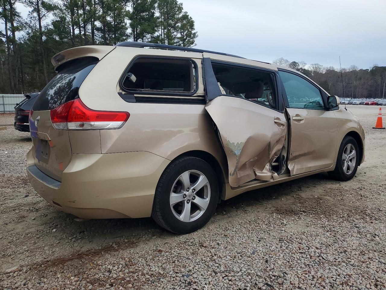 2011 Toyota Sienna Le - Image 3