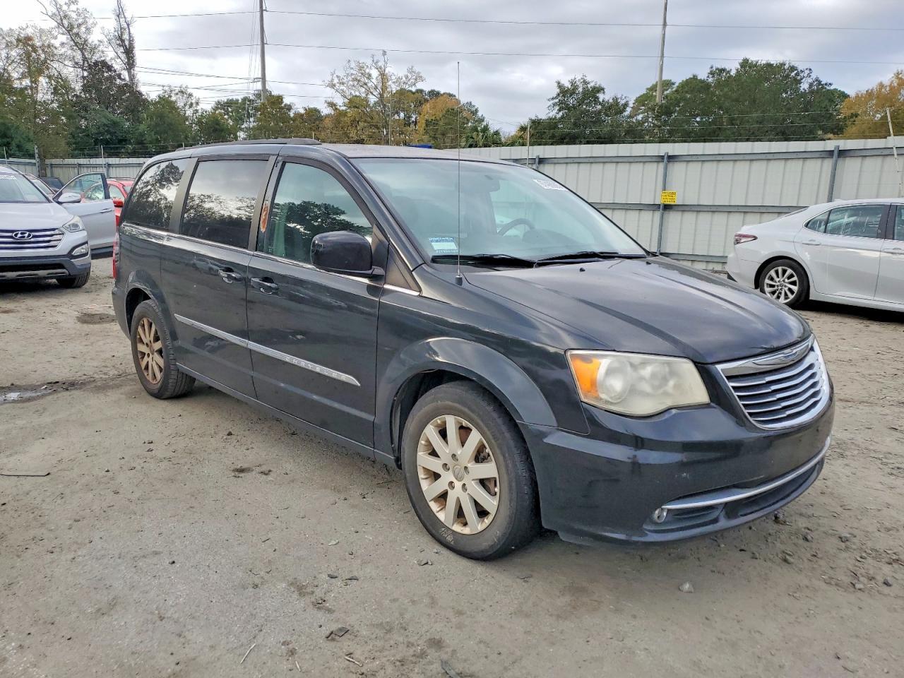 2015 Chrysler Town & Country Touring - Image 4